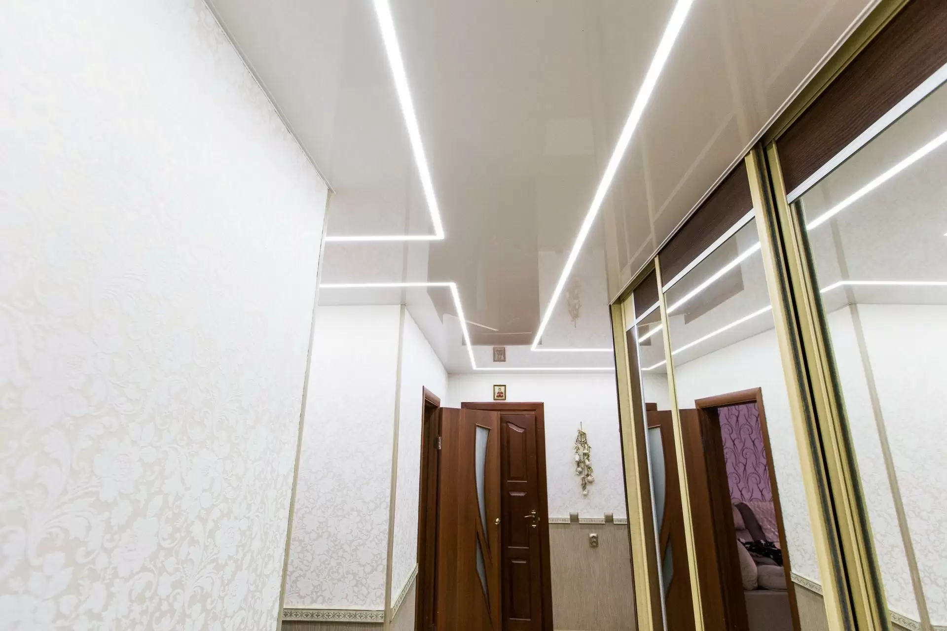 Натяжные потолки со световыми линиями в Краснополье фото 6